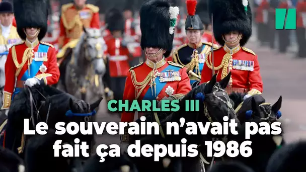 Charles III à cheval pour sa première parade d'anniversaire