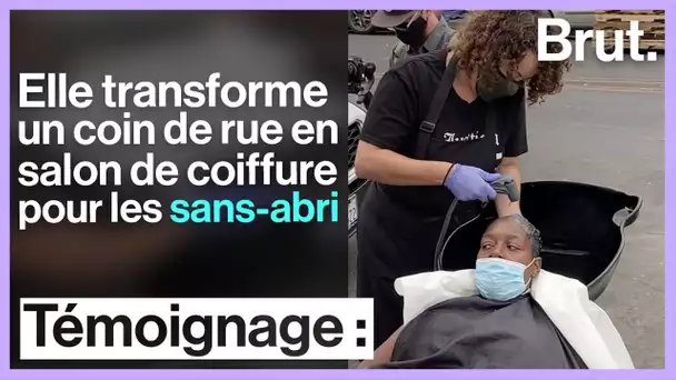 Elle transforme un coin de rue en salon de coiffure pour les sans-abri