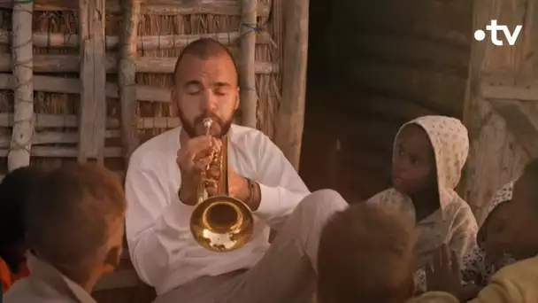 Oli joue de la trompette avec les enfants Vézo - Rendez-vous en terre inconnue