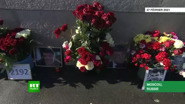 Moscou : des citoyens déposent des fleurs sur le lieu de l’assassinat de Boris Nemtsov