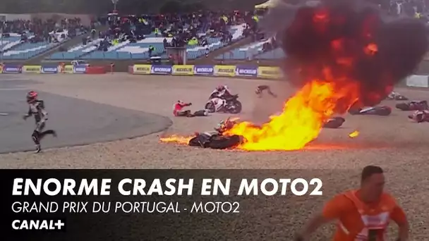 La pluie provoque un énorme crash - Grand Prix du Portugal - Moto2