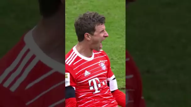 Müller profite d'une incroyable boulette pour marquer