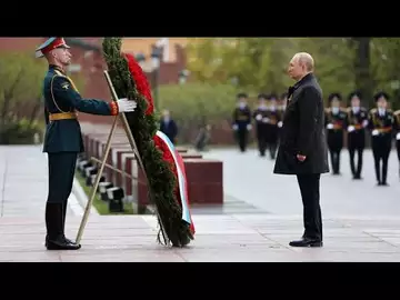 Vladimir Poutine rend hommage au soldat inconnu au Kremlin