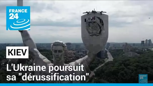 "Dérussification" en Ukraine : la statue de la Mère-Patrie de Kiev perd son emblème soviétique