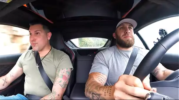 Sa première fois en SUPERCAR !! Il conduit la SVR !!