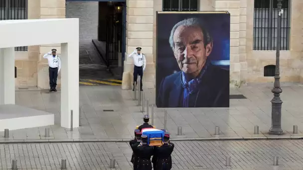 «J'en ai les larmes aux yeux...» : ces Français émus par l'hommage rendu à Robert Badinter