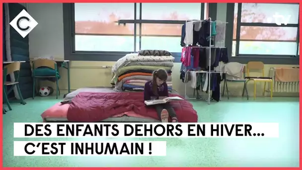 Pour éviter la rue, ces enfants migrants dorment à l’école - La Story - C à Vous - 01/11/2022