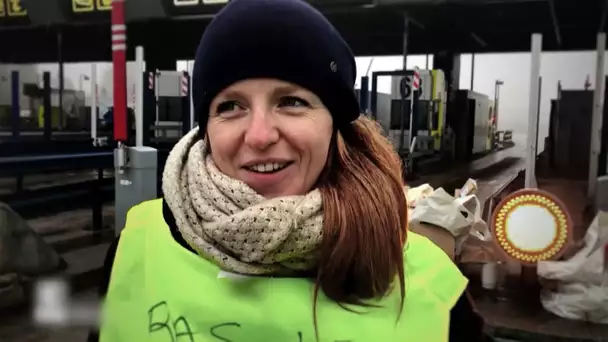 Quand une gilet jaune tourne sa veste pour gravir les marches