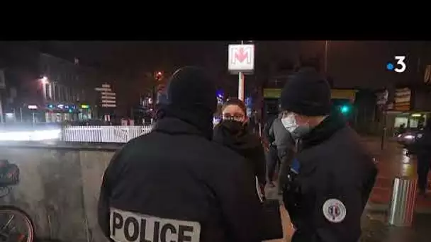 Contrôles de police à Roubaix pour le respect du couvre-feu.