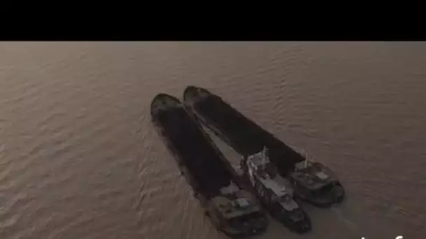 Chine, Shanghai : barges sur le Huangpu