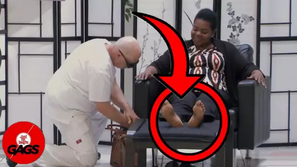 Massage des pieds bizarre