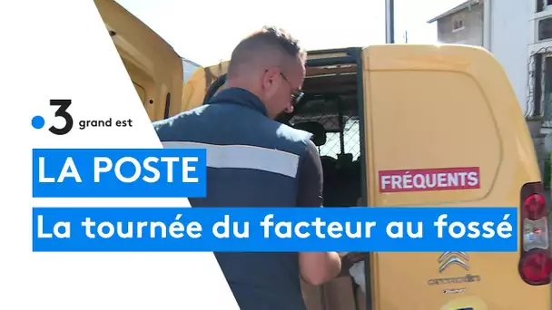 Le facteur remplaçant jette le courrier dans le fossé