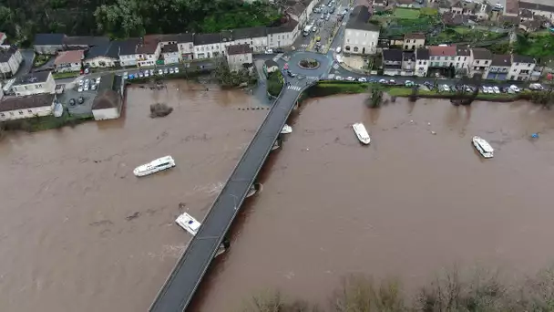 Passage de bateaux à la dérive sur le Lot en crue, février 2020