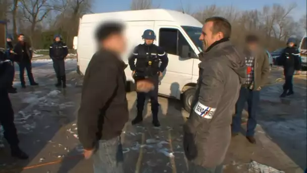 Ils vont chercher le suspect dans sa caravane