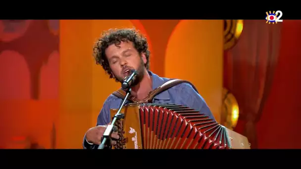 Claudio interprète "C'est une chanson" en live dans #ONPC