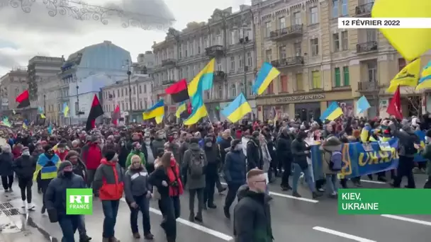 Des milliers de personnes défilent à Kiev pour montrer leur unité face à la menace de la guerre