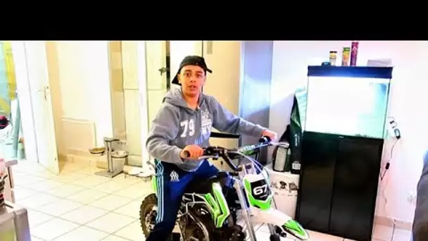 MOMO DÉMARRE LA MOTO CROSS DANS LA MAISON ! IL A FOUTU LE BORDEL ...