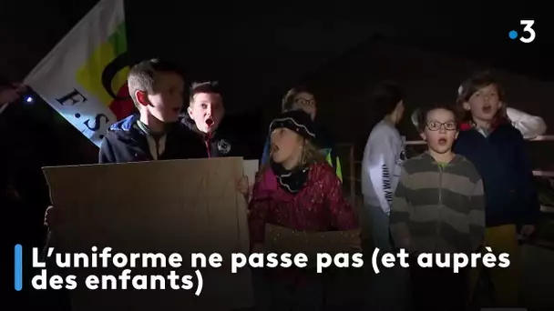 L'uniforme ne passe pas (et auprès des enfants)