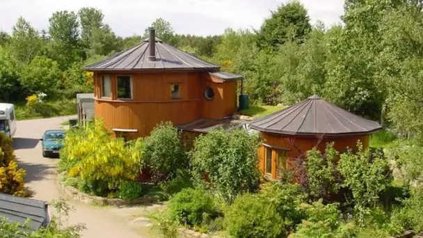 Un village étonnant construit avec des fûts de whisky