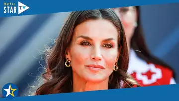Letizia d'Espagne abdos apparents dans une robe fushia un brin coquine