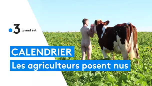 Les agriculteurs posent nus pour le calendrier des "dieux des champs" 2023