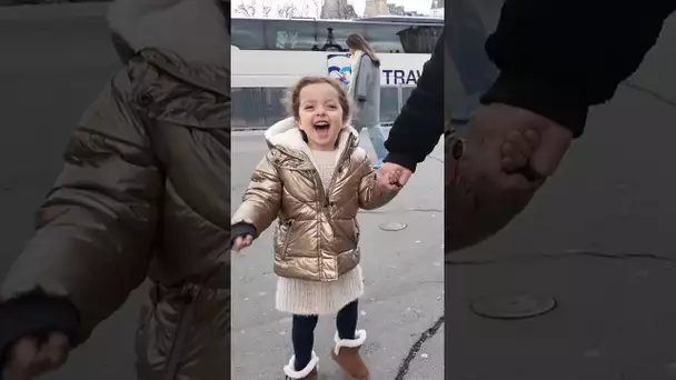 SA RÉACTION EN VOYANT LA TOUR EIFFEL !