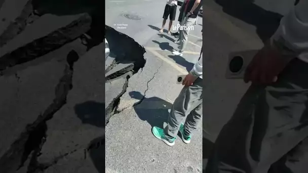 Une voiture engloutie par un gouffre sur une route en Chine