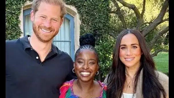 Rayonnant Meghan et Harry posent pour une nouvelle photo avec un invité de podcast "au-delà de la jo