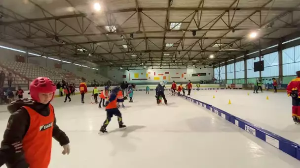 Séance d'initiation au hockey sur glace avec le club des Taureaux de feu à Limoges.