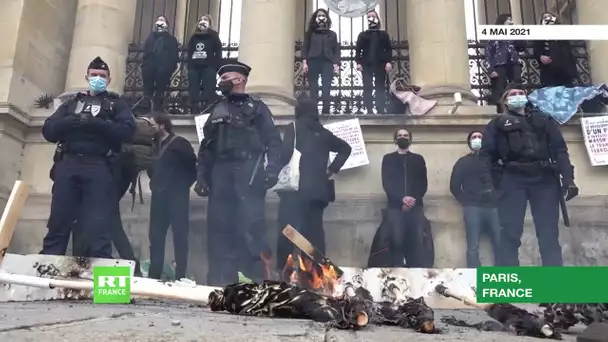 Paris : action d’Extinction Rebellion devant l’Assemblée