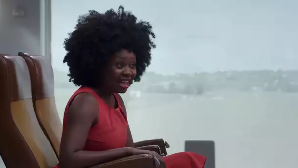 Les femmes préfèrent en rire : Roukiata Ouedraogo en train de faire du remue-ménage