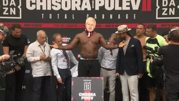 Boxe : Chisora arrive à la pesée avec... un masque de Boris Johnson