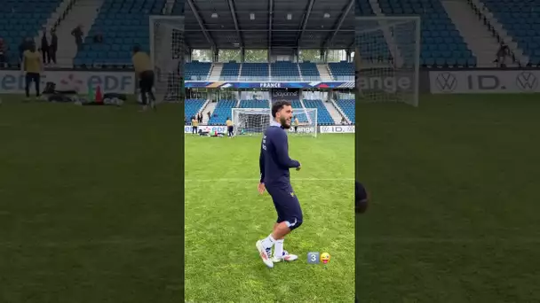 La finition de Rayan Cherki ! 😲🎯 @FFF #shorts