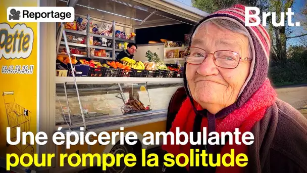 En Bretagne, il va à la rencontre des personnes âgées avec Poupette, son camion-épicerie