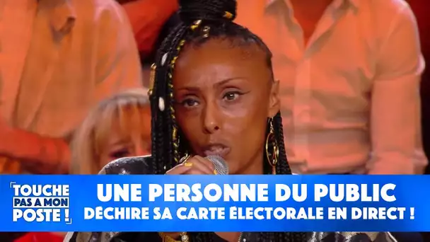 Une personne du public déchire sa carte électorale en direct !