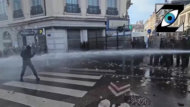 [Zap Net] Un manifestant se bat contre le canon à eau de la police !   (28/03/23)