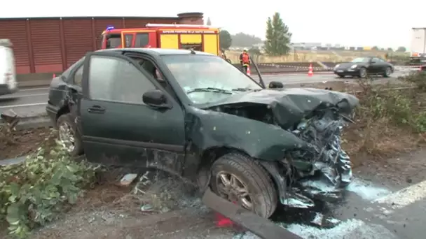 Leur voiture passe sous les roues du camion