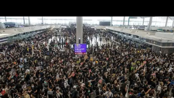 Plus de 5 000 manifestants à l'aéroport international de Hong Kong, les vols de lundi annulés