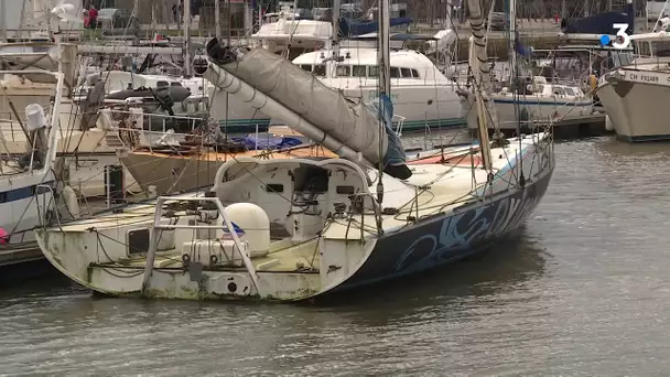 L'ancien bateau de Christophe Auguin, vainqueur du Vendée-Globe, abandonné dans le port de Cherbourg