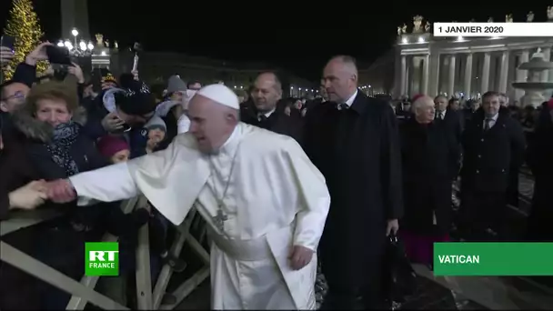 La pape François irrité par la poignée de main un peu trop vigoureuse d'une fidèle