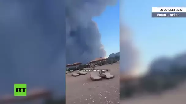 Grèce : incendie de forêt vu depuis une plage de Rhodes