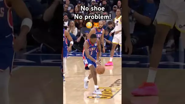 De’Aaron Fox loses his shoe & still gets the bucket! 😳🦊|#Shorts