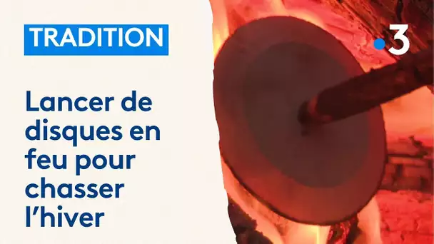 La tradition du lancer de disques enflammés pour chasser l'hiver