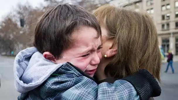 Le fils pleure car sa maman est décédée du coronavirus - deux jours après, il semble qu’il y .......