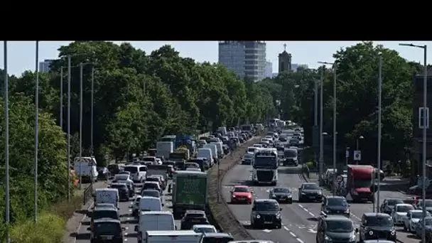 A Londres, l'extension controversée de la taxe pour véhicules polluants entre en vigueur