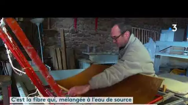 Un atelier de fabrication de papier japonais à Salasc, dans l'Hérault.