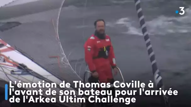 L'émotion de Thomas Coville à l'avant de son bateau pour l'arrivée de l'Arkea Ultim Challenge