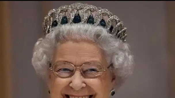 "Je lave, vous essuyez !" : Elizabeth II, surprise en train de faire la vaisselle, en...