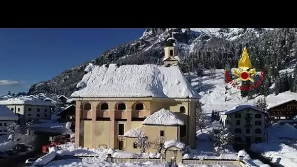 Les pompiers italiens au secours d'une église enneigée à Carnia