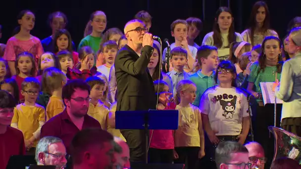 A Besançon, 180 enfants ont partagé la scène avec le chanteur Aldebert